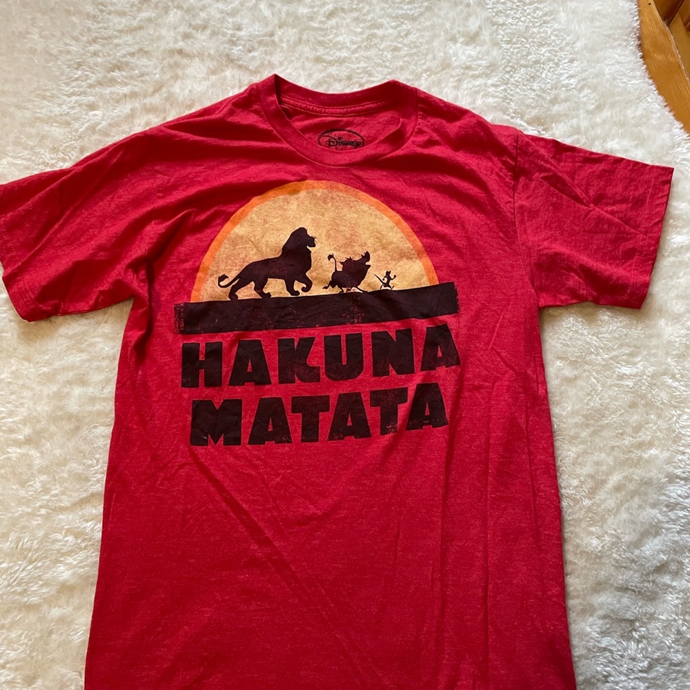 Medium Hakuna Matata lion king t-shirt.